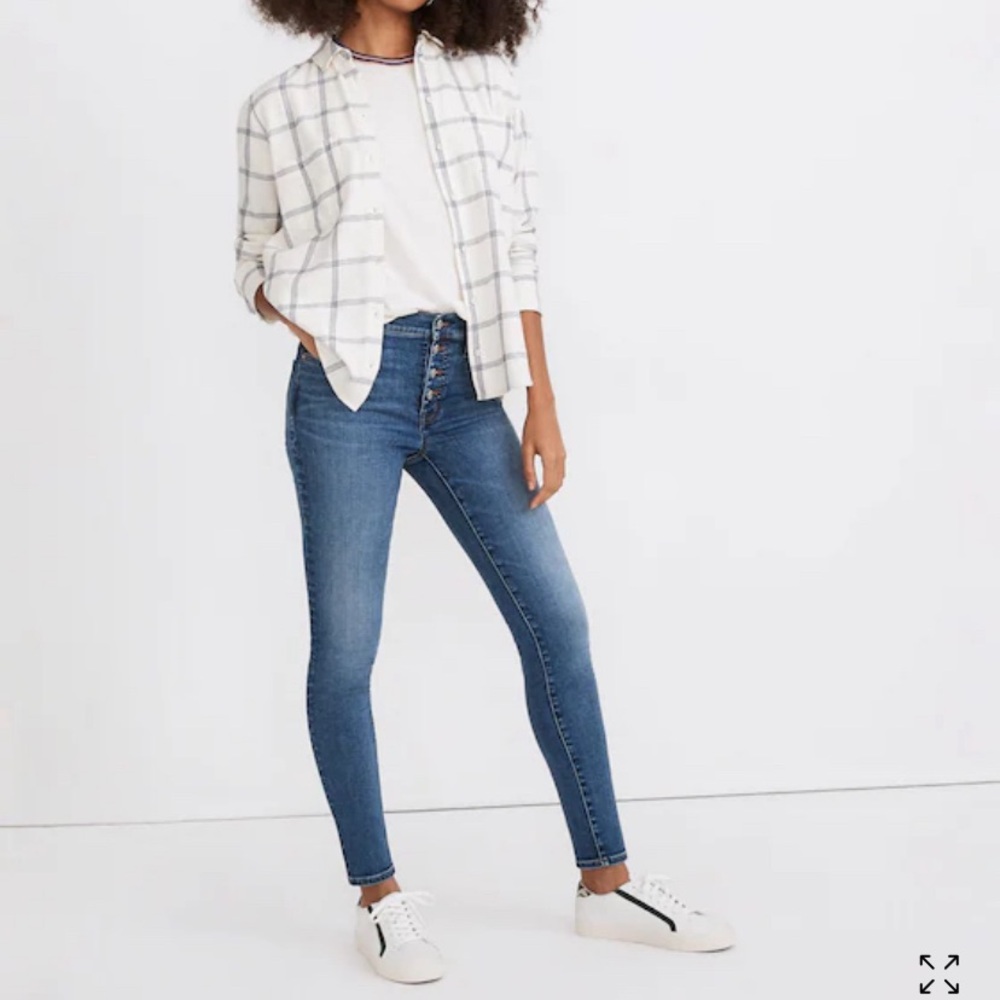 Petite 9" Mid-Rise Skinny Jeans in Payson Wash Button-Front Edition